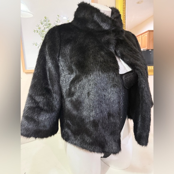 Elegant Black Faux Fur Jacket - Picture 2 of 7